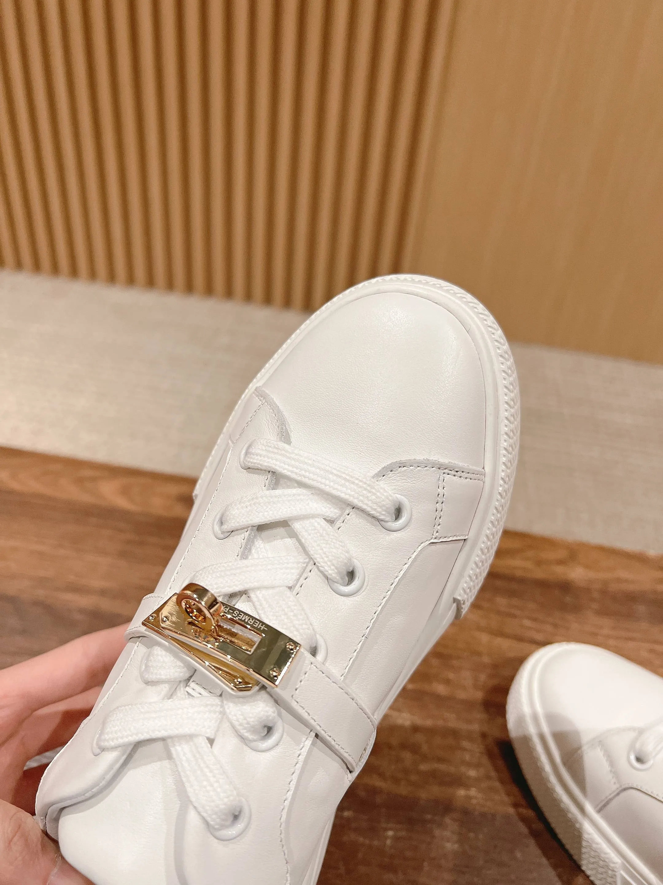 👟👟Ex-factory price 480👟👟 𝐇𝐄𝐑𝐌𝐄𝐒 Hermès classic couple style #𝐊𝐞𝐥𝐥𝐲 buckle casual white skateboard shoes. They will not conflict with shoes at all. Full of unknowns, Hermès rarely produces flat casual shoes and they are paired with classic palladium-plated Kelly shoe buckles! People will fall in love with it at first glance. It is very versatile ~ you can wear it with skirts and pants at will. 🉑️Close your eyes and look super noble. ❥ MATERIAL Specific cowhide/canvas material, sheepskin lining, original molded TPU outsole Size: 35-44